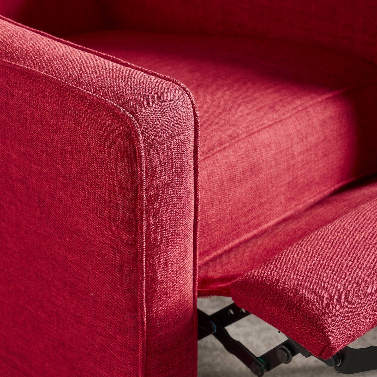 Poltrona reclinabile imbottita Mid-Century in tessuto rosso con poggiapiedi, schienale con bottoni trapuntati, gambe in legno di faggio