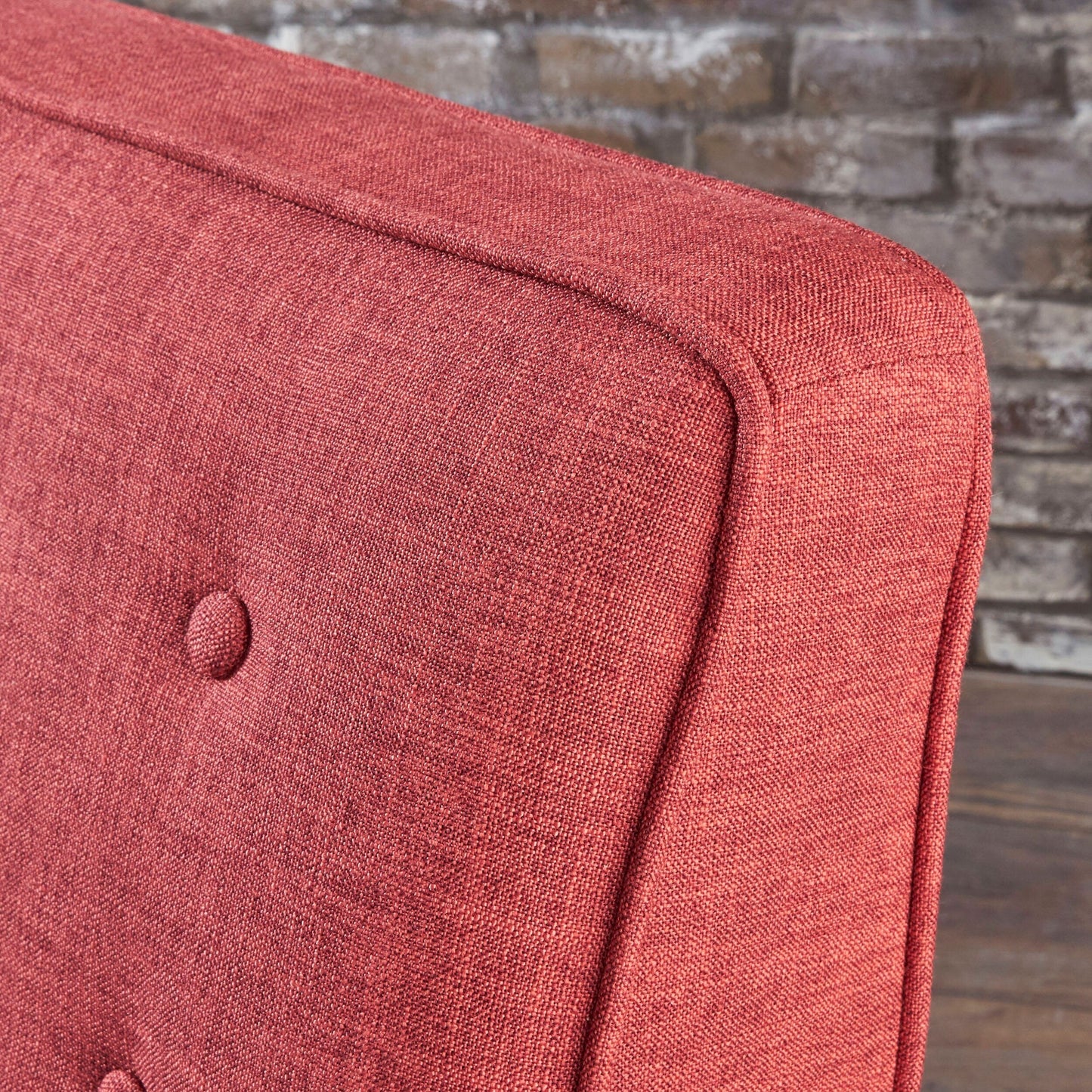 Poltrona reclinabile imbottita Mid-Century in tessuto rosso con poggiapiedi, schienale con bottoni trapuntati, gambe in legno di faggio