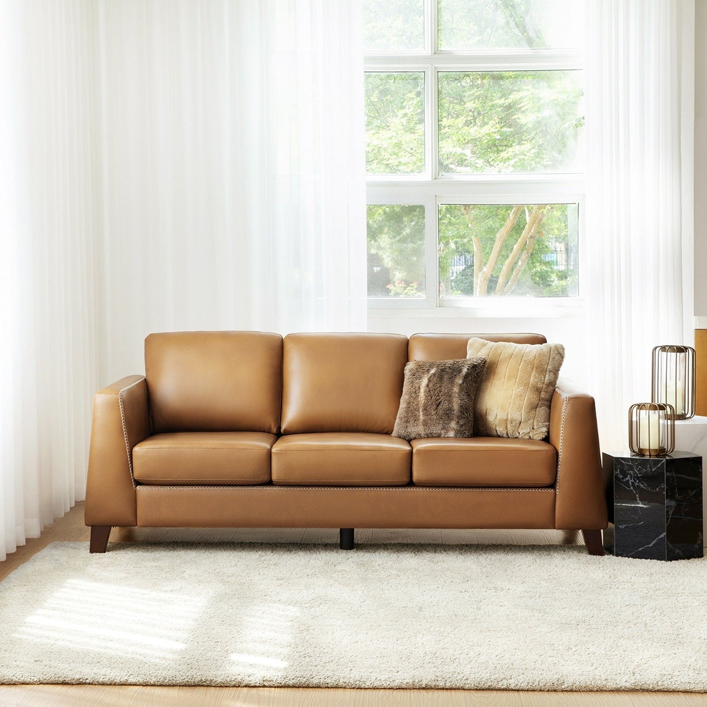 Divano con braccioli in vera pelle Rita 81.5 con gambe in legno massello di HULALA HOME