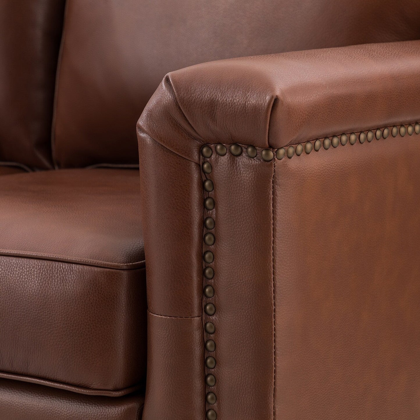 Divano Rita Living Room a 3 posti in vera pelle con gambe in legno massello e borchie