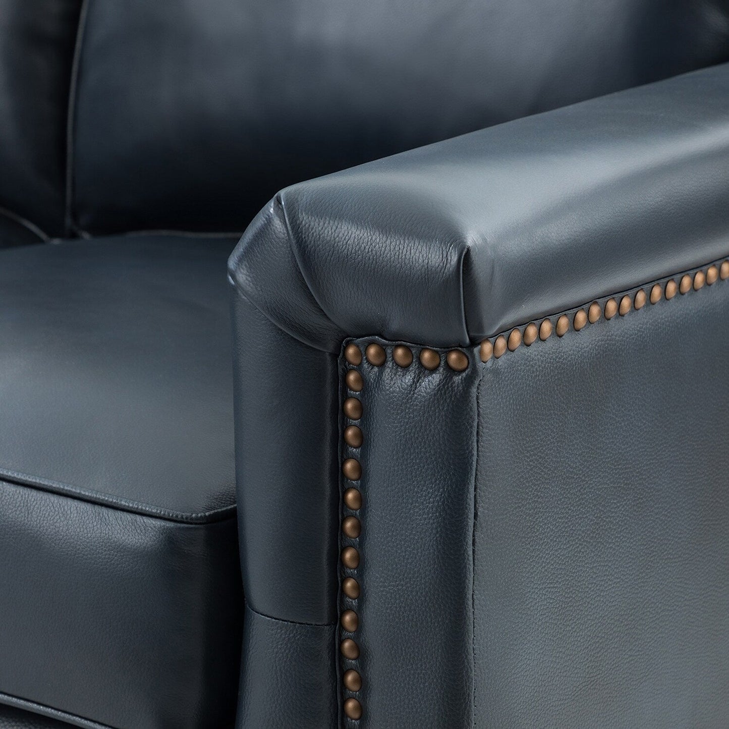 Divano Rita Living Room a 3 posti in vera pelle con gambe in legno massello e borchie