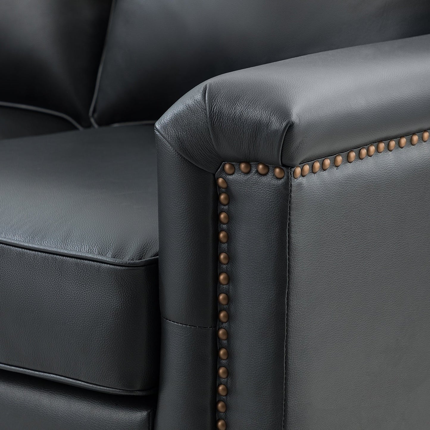 Divano Rita Living Room a 3 posti in vera pelle con gambe in legno massello e borchie