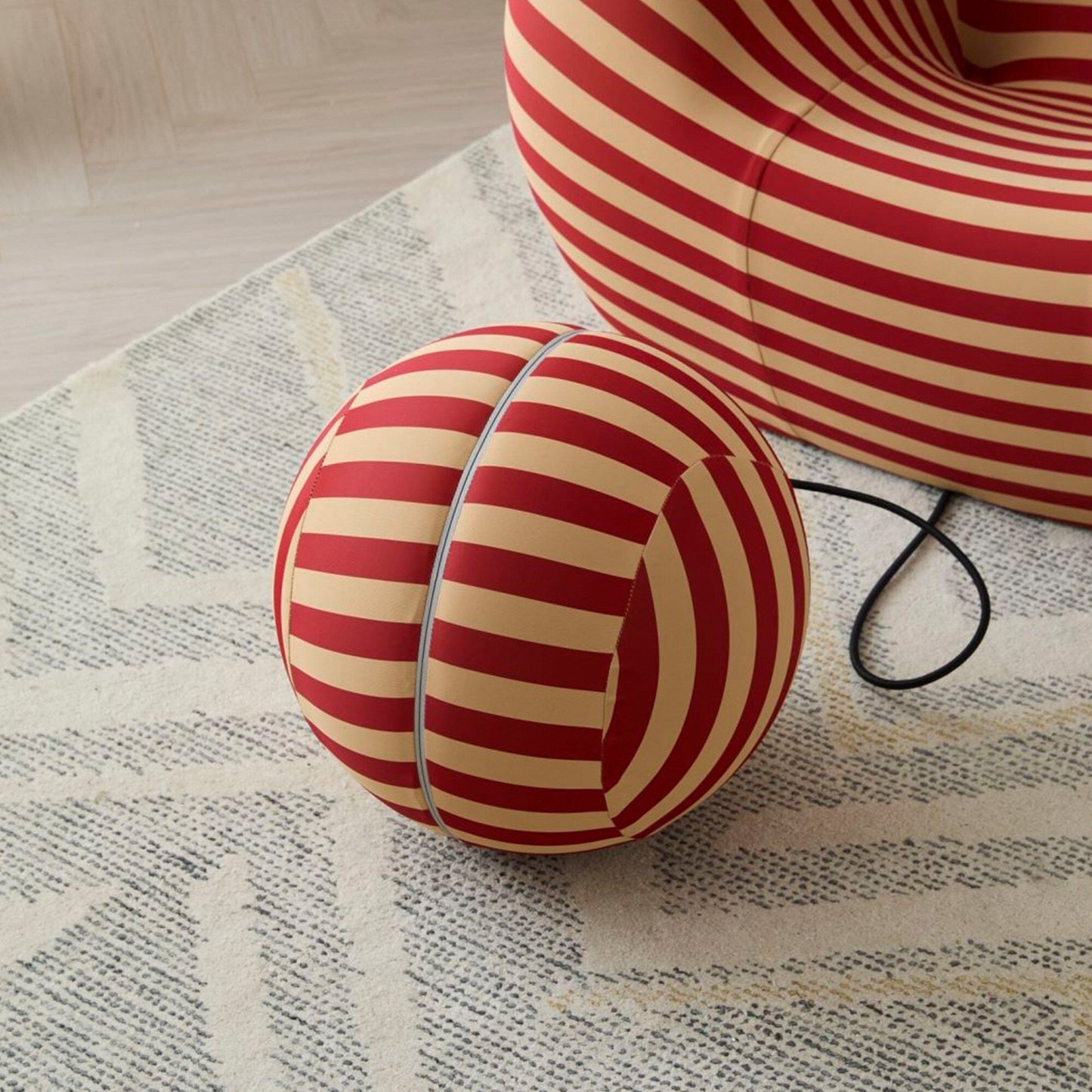 Divano curvo in tessuto con braccioli inclinati Romision