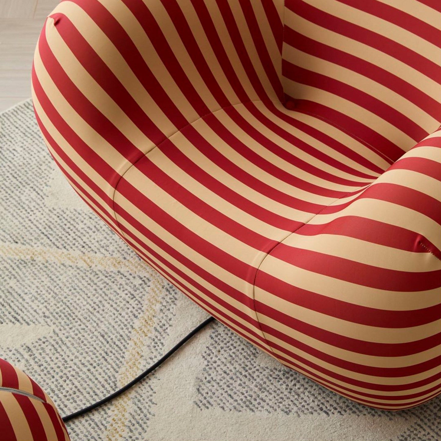 Divano curvo in tessuto con braccioli inclinati Romision