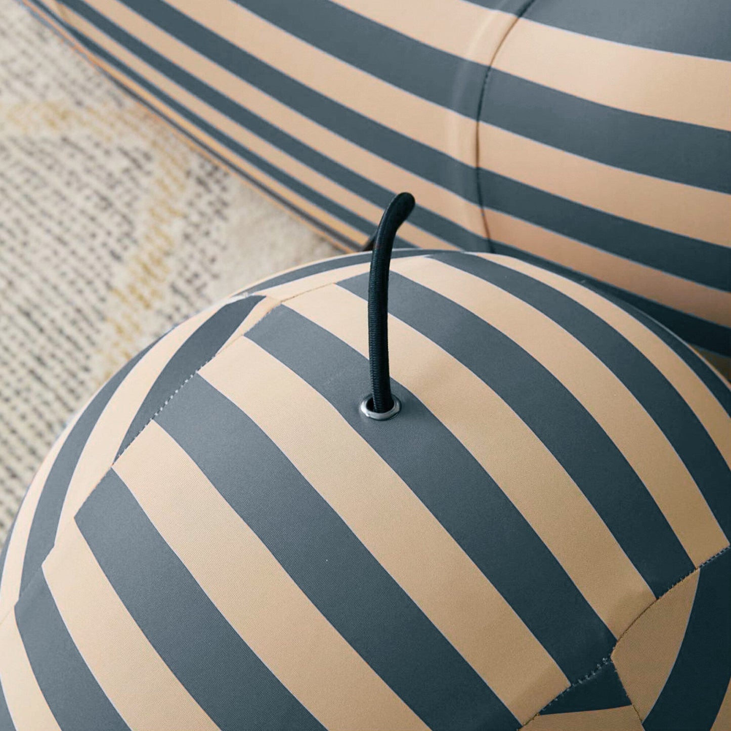 Divano curvo in tessuto con braccioli inclinati Romision