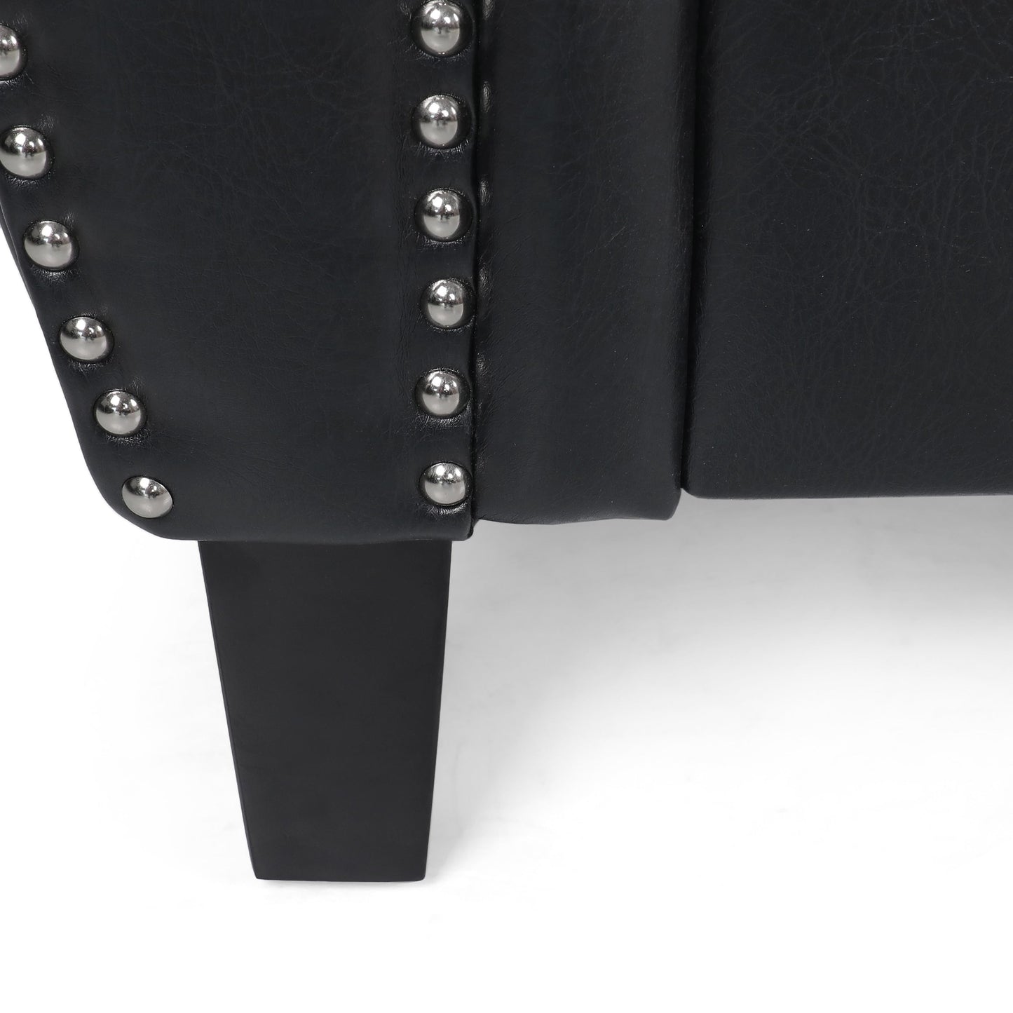 Divano classico in similpelle a 3 posti Roomfitters con braccioli arrotolati e finiture con borchie per soggiorno o studio