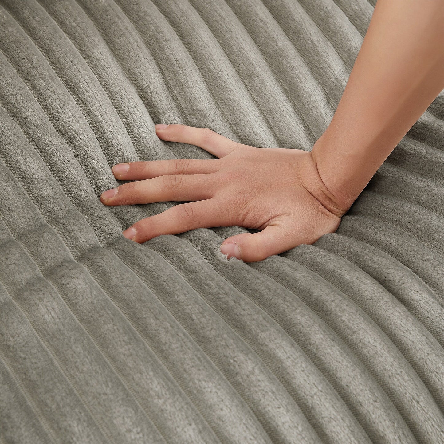 Divano moderno a 4 posti in velluto a coste Roomfitters con porte USB, braccioli portaoggetti nascosti e portabicchieri ribaltabili per il soggiorno