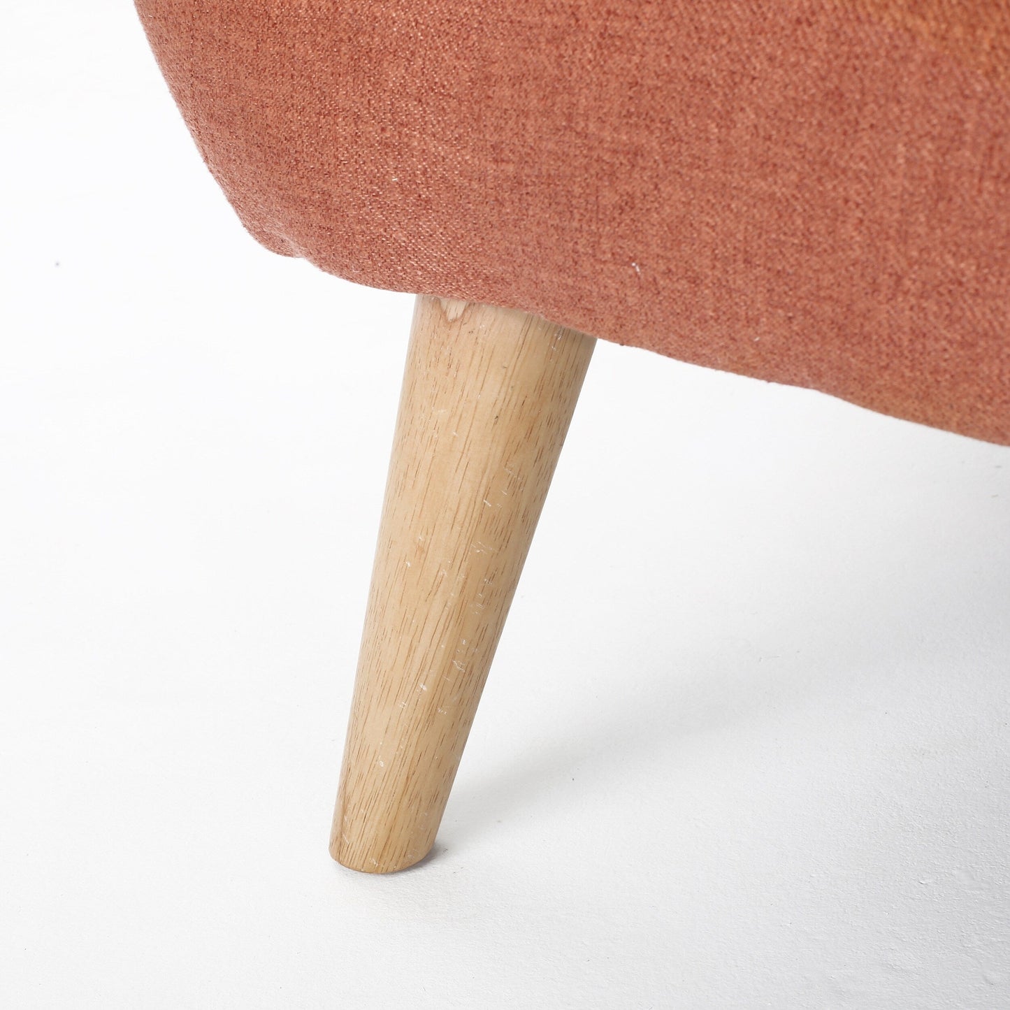 Divano a due posti compatto Roomfitters con schienale imbottito con bottoni e cuciture a nido d'ape per piccoli spazi, rivestito in morbido tessuto