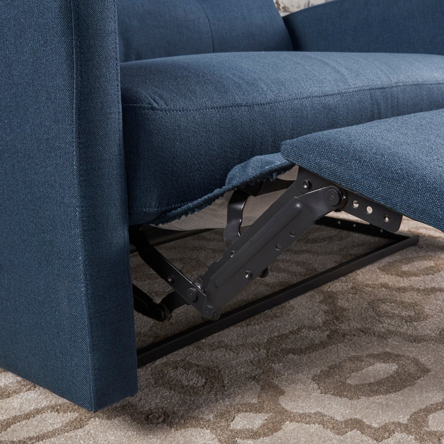 Divano reclinabile doppio Roomfitters con schienale imbottito e braccioli con cuscino, poltrona con schienale push-back in similpelle