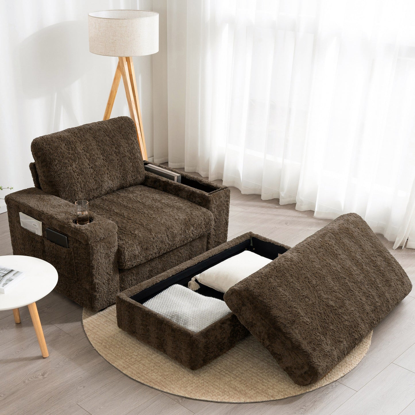 Divano letto chaise longue oversize Roomfitters con pouf, poltrona letto in pelliccia sintetica con portabicchieri