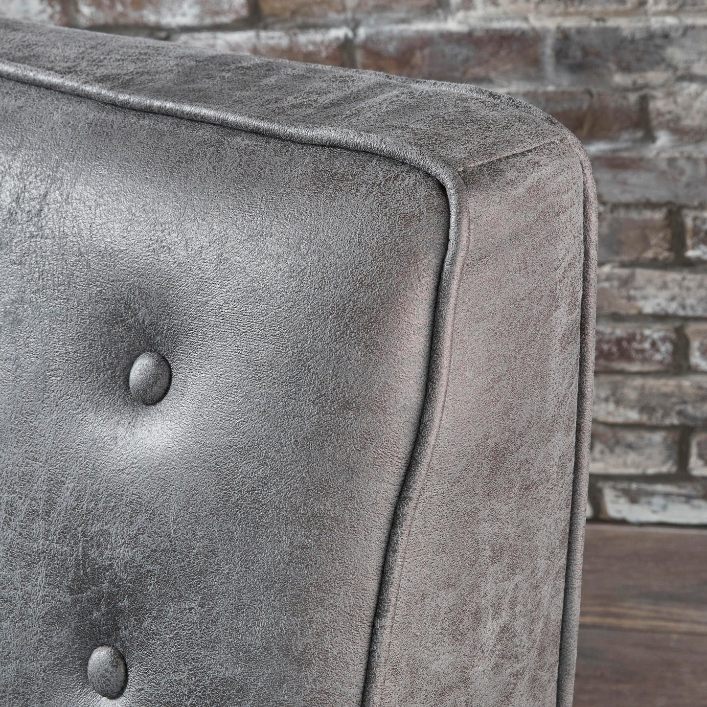 Poltrona reclinabile con schienale a spinta Roomfitters, trapuntatura a bottoni e gambe affusolate in legno, poltrona lounge per soggiorno