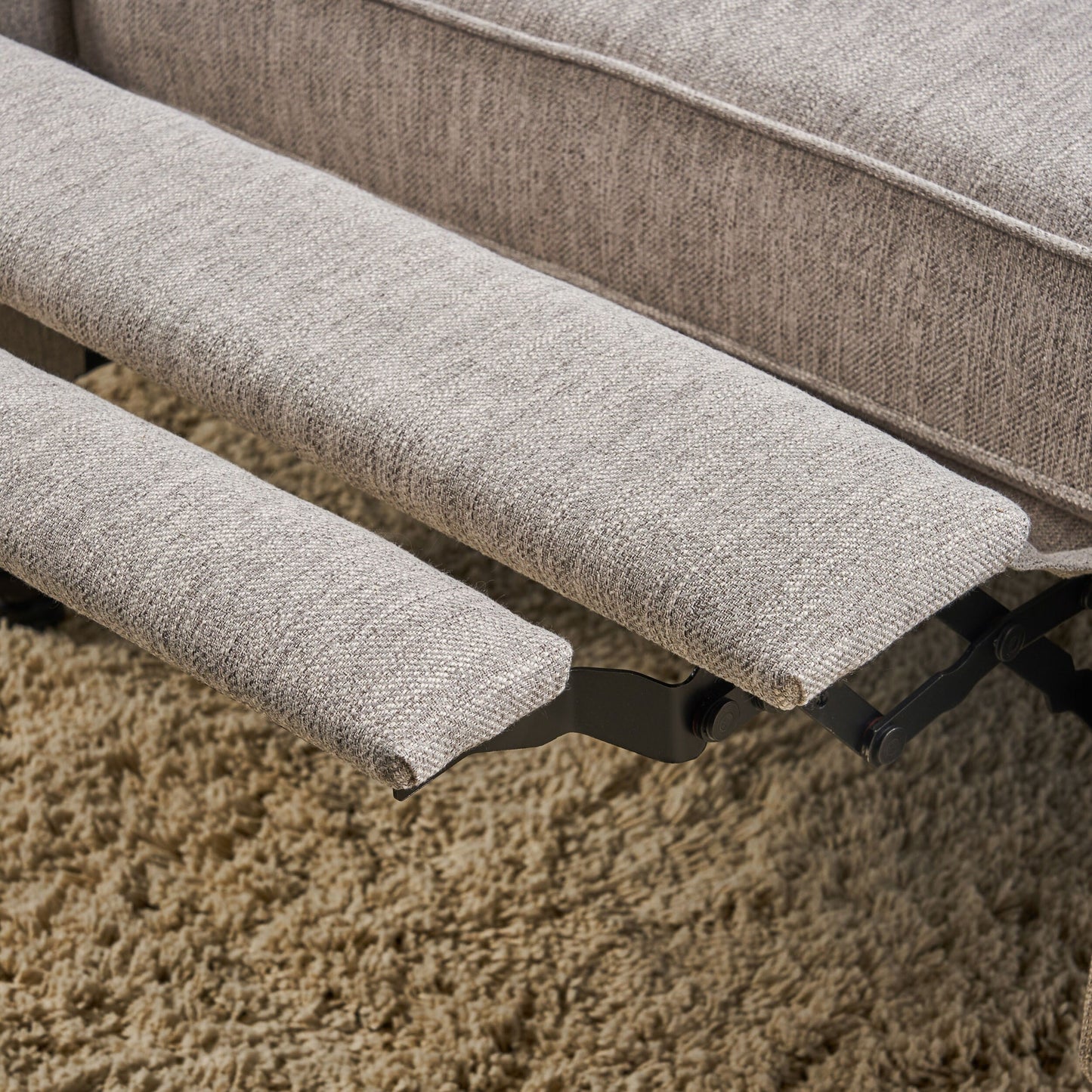 Poltrona reclinabile con schienale alto imbottito Roomfitters, braccioli arrotolati e gambe in legno tornito, poltrona lounge per soggiorno