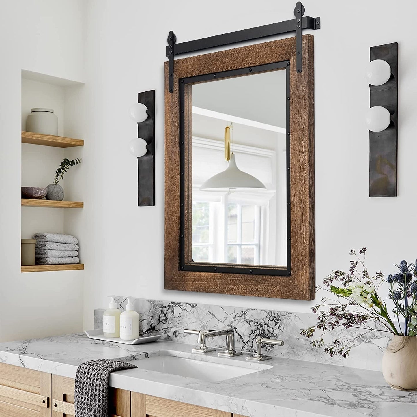 Specchio da parete per il bagno in legno naturale in stile porta del fienile della fattoria