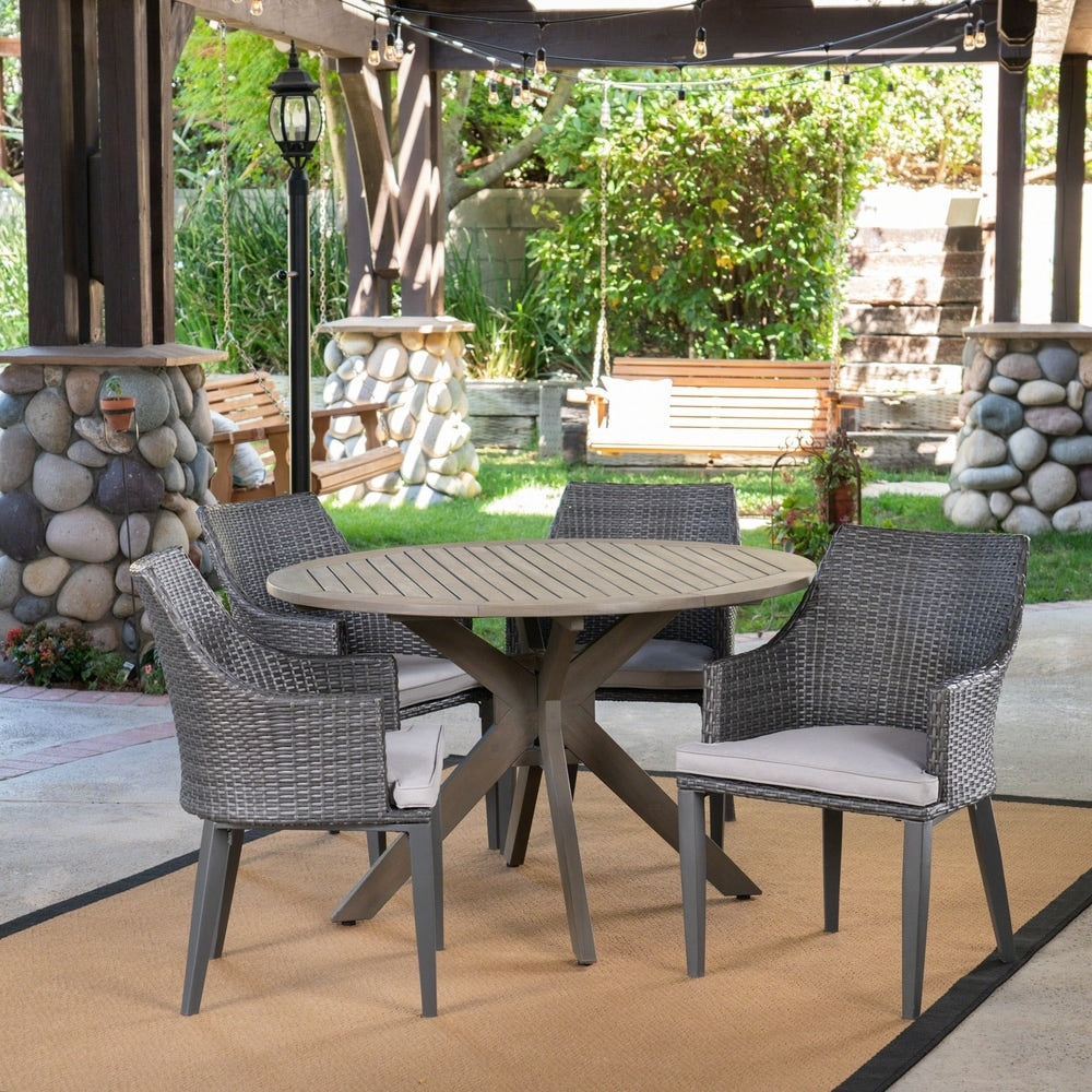Set da pranzo rotondo in vimini e legno Ryan Outdoor da 5 pezzi con cuscini di Christopher Knight Home
