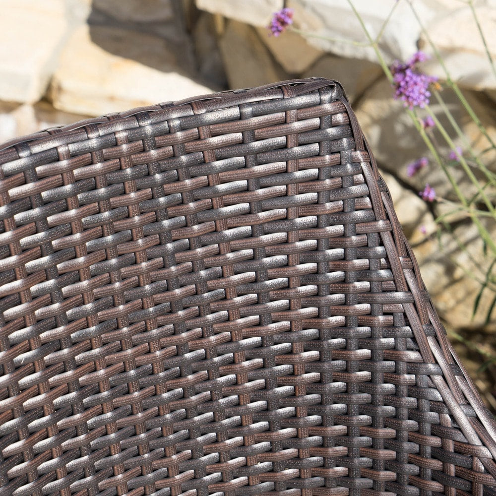 Set da pranzo rotondo in vimini e legno Ryan Outdoor da 5 pezzi con cuscini di Christopher Knight Home