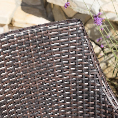 Set da pranzo rotondo in vimini e legno Ryan Outdoor da 5 pezzi con cuscini di Christopher Knight Home