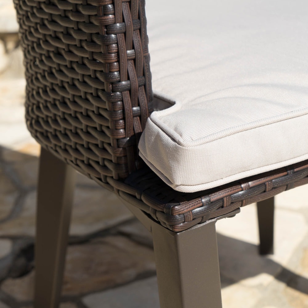 Set da pranzo rotondo in vimini e legno Ryan Outdoor da 5 pezzi con cuscini di Christopher Knight Home