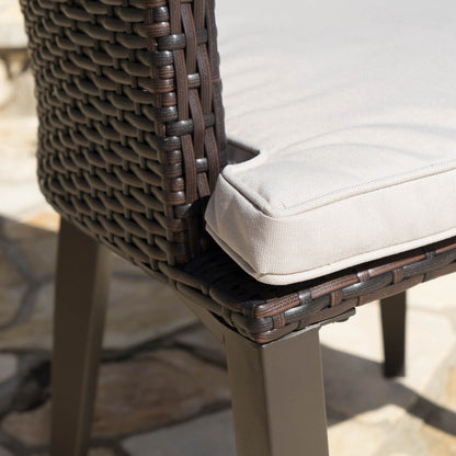 Set da pranzo rotondo in vimini e legno Ryan Outdoor da 5 pezzi con cuscini di Christopher Knight Home