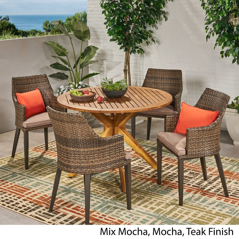 Set da pranzo rotondo in vimini e legno Ryan Outdoor da 5 pezzi con cuscini di Christopher Knight Home