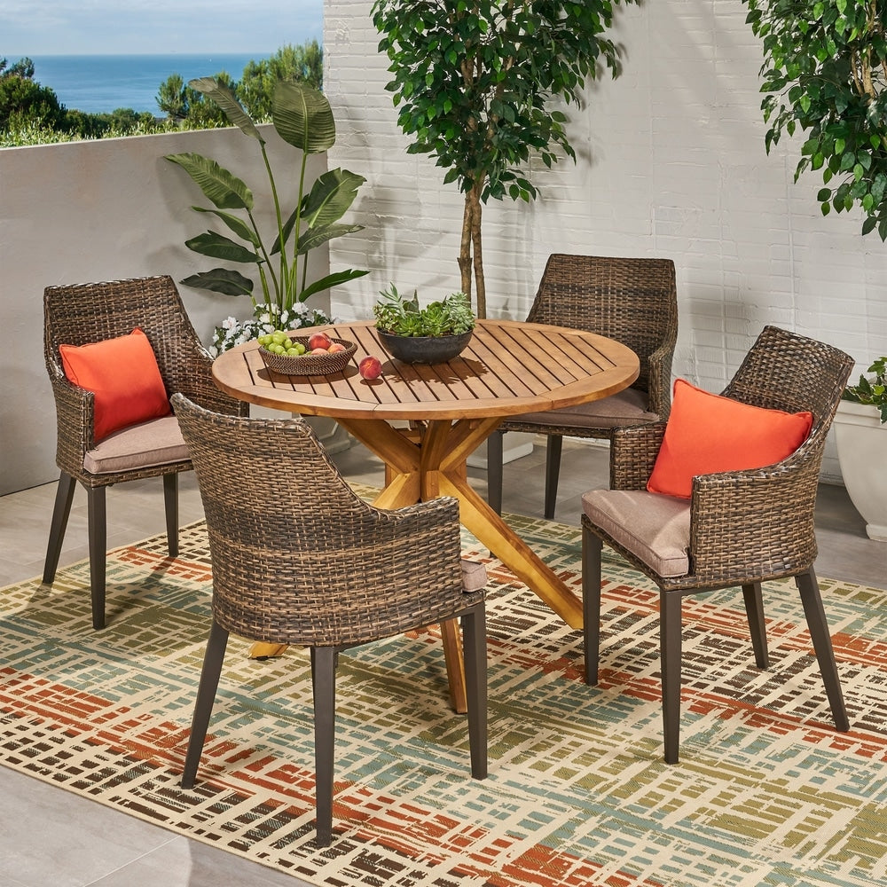 Set da pranzo rotondo in vimini e legno Ryan Outdoor da 5 pezzi con cuscini di Christopher Knight Home