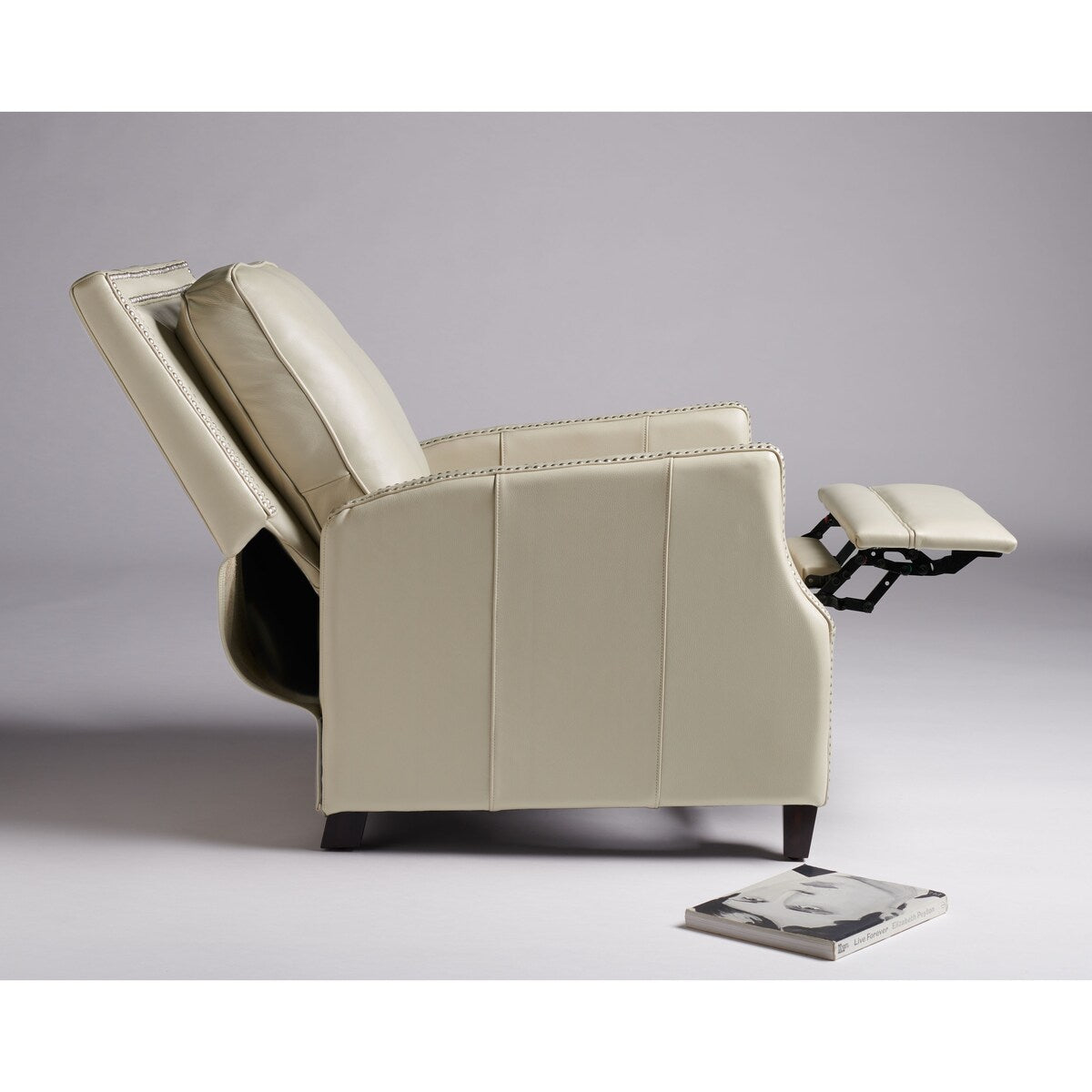 Poltrona reclinabile con finiture in borchie SAFAVIEH Couture Gwyn