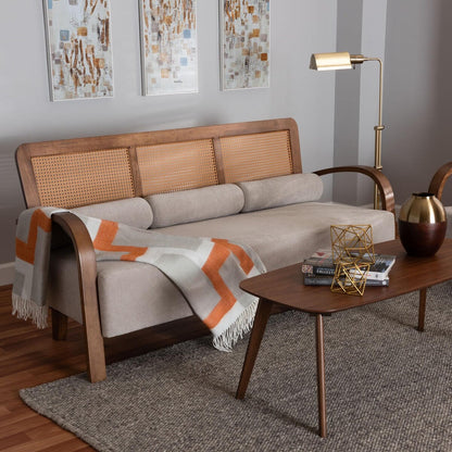 Divano moderno Sage in tessuto Japandi grigio chiaro e legno con finitura marrone noce e rattan intrecciato