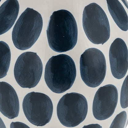 Vaso astratto in ceramica bianca e a pois Sagebrook Home