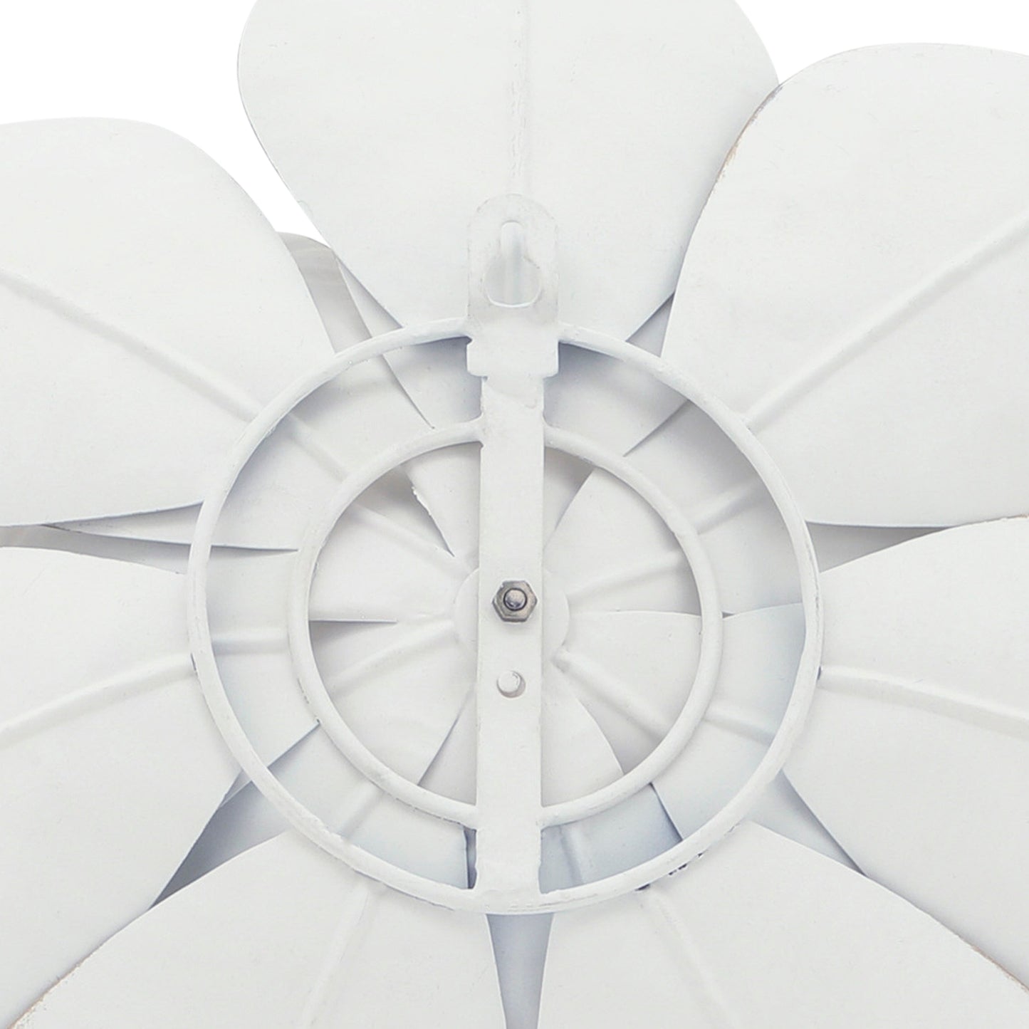 Scultura da parete in metallo contemporaneo a forma di fiore di loto di Sagebrook Home