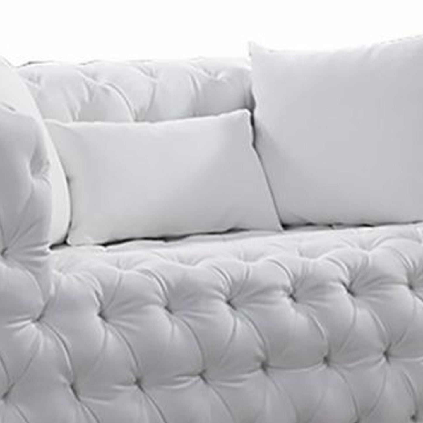 Divano Sam, in similpelle bianca trapuntata, cuscini decorativi, Chesterfield, 84 pollici