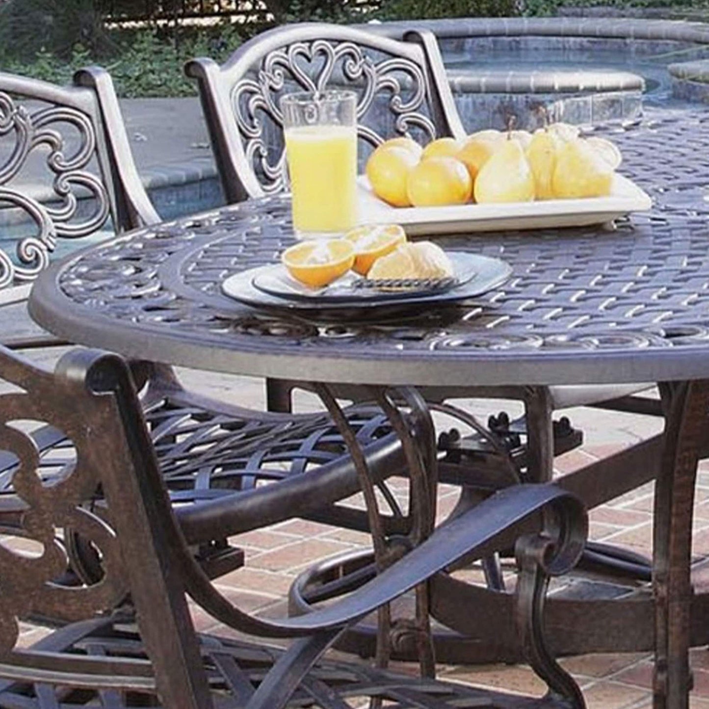 Set da pranzo per esterni Sanibel in alluminio pressofuso da 7 pezzi con tavolo ovale e 6 sedie girevoli di Homestyles