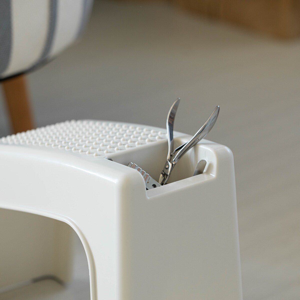 Poggiapiedi per doccia, sgabello bianco per la rasatura delle gambe, sgabello per la rasatura con poggiapiedi per spa, sgabello per procedure pediluvio con contenitore