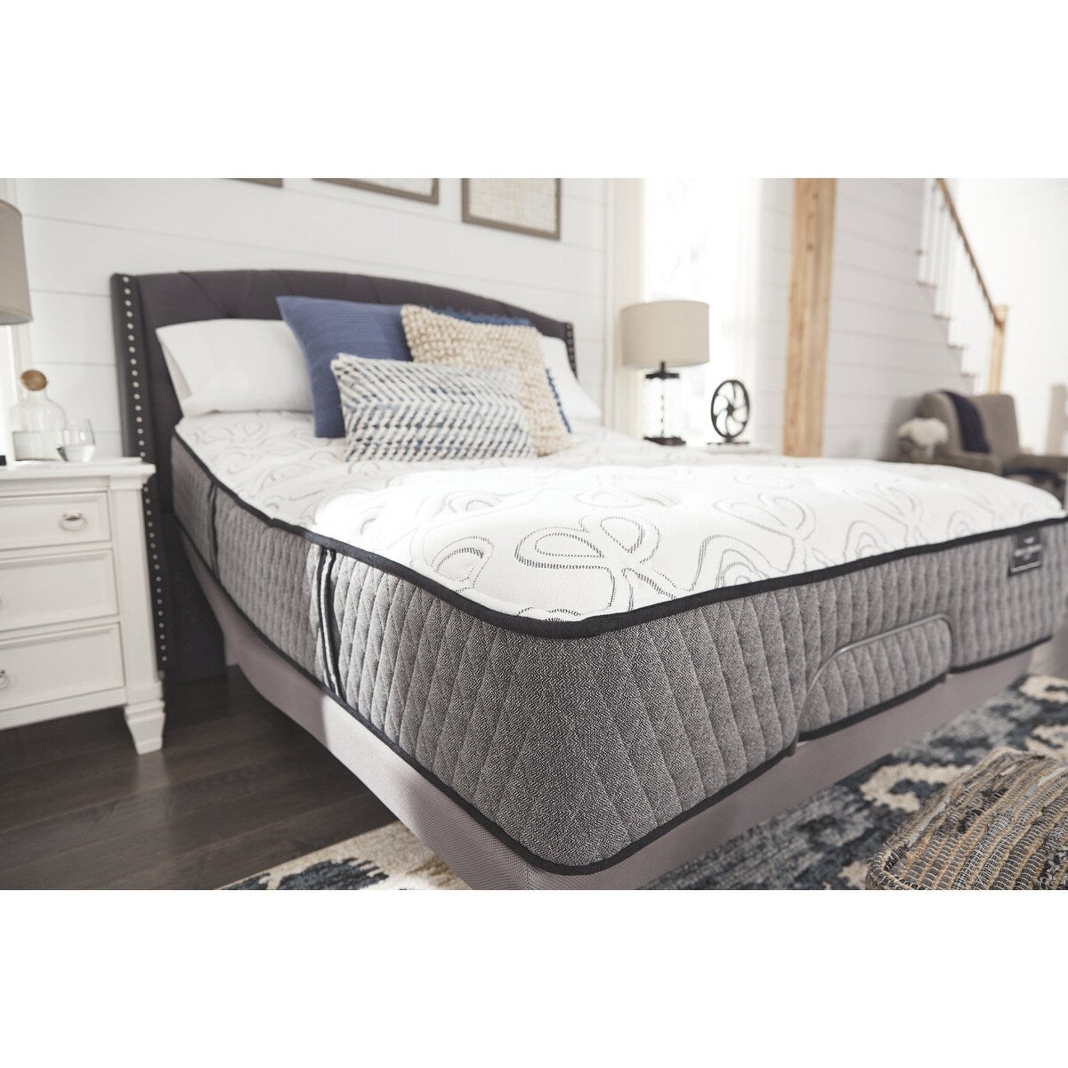 Materasso Queen bianco Signature Design by Ashley Mt Rogers Ltd Plus da 15 pollici