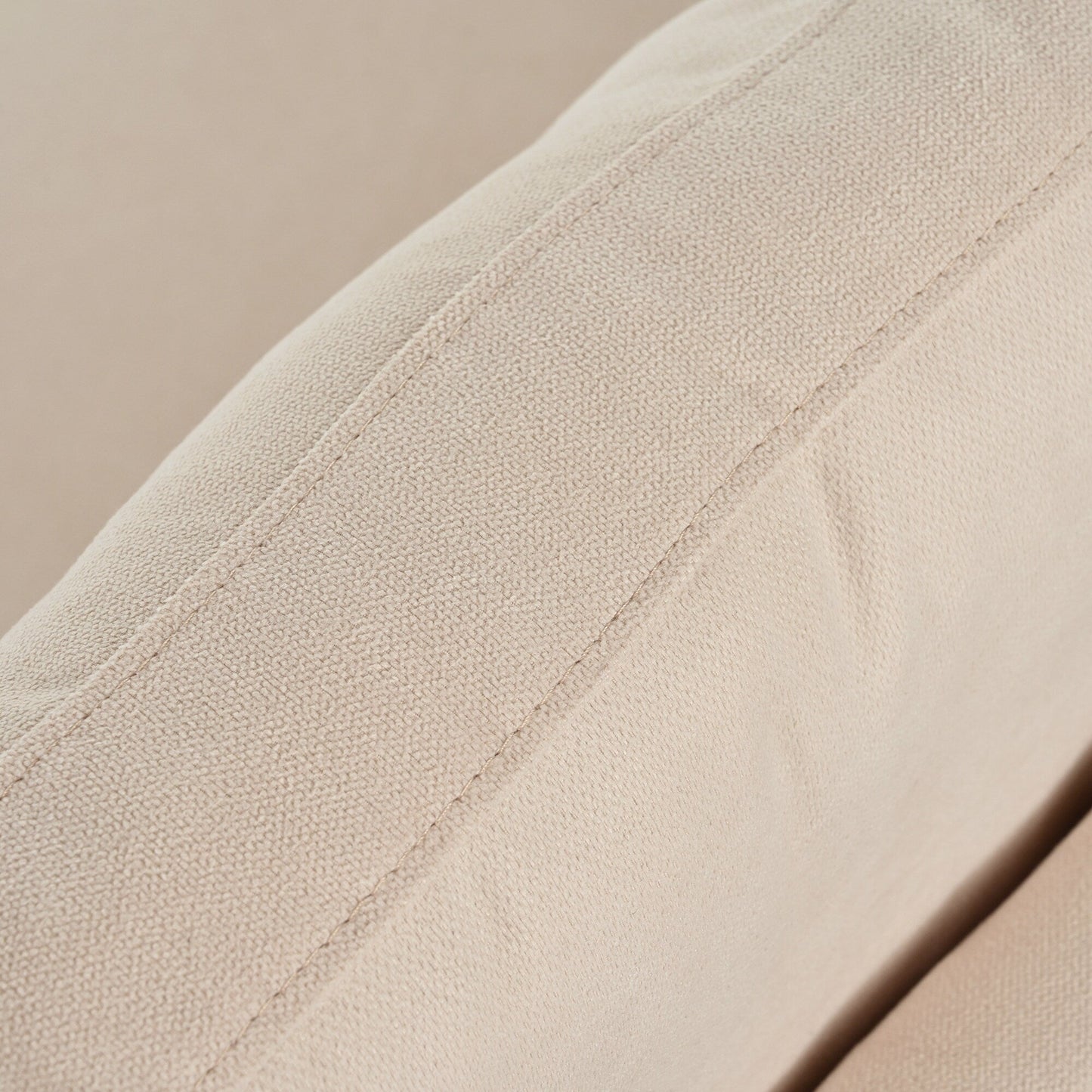 Divano con cuscini di schienale e seduta rimovibili e 2 cuscini