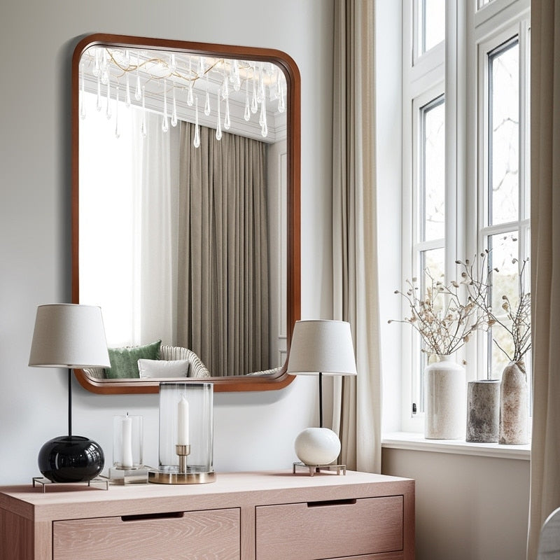 Specchio da parete rettangolare con angoli arrotondati e cornice in legno massello