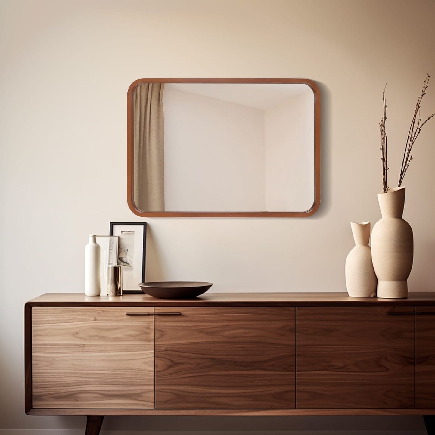 Specchio da parete rettangolare con angoli arrotondati e cornice in legno massello