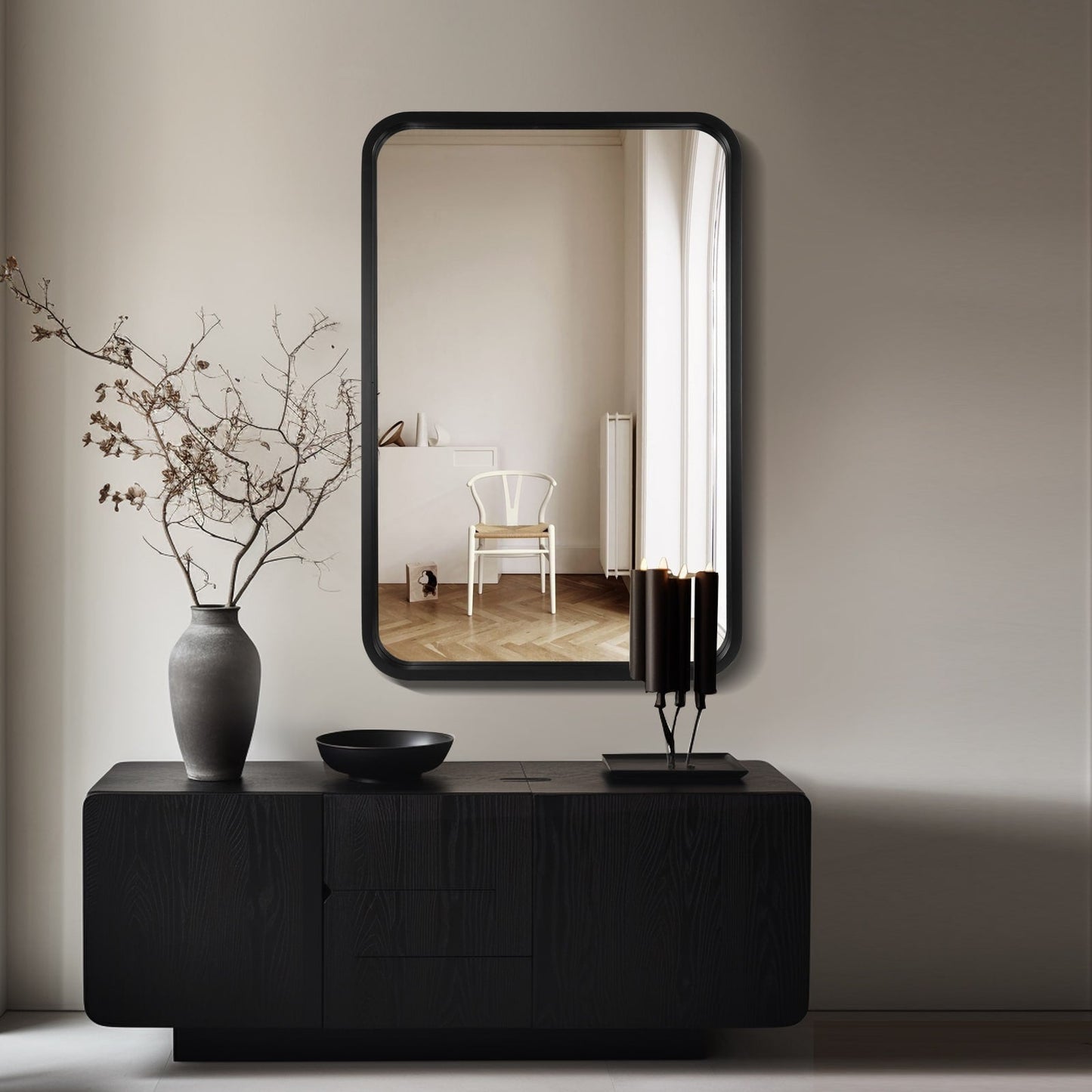 Specchio da parete rettangolare con angoli arrotondati e cornice in legno massello