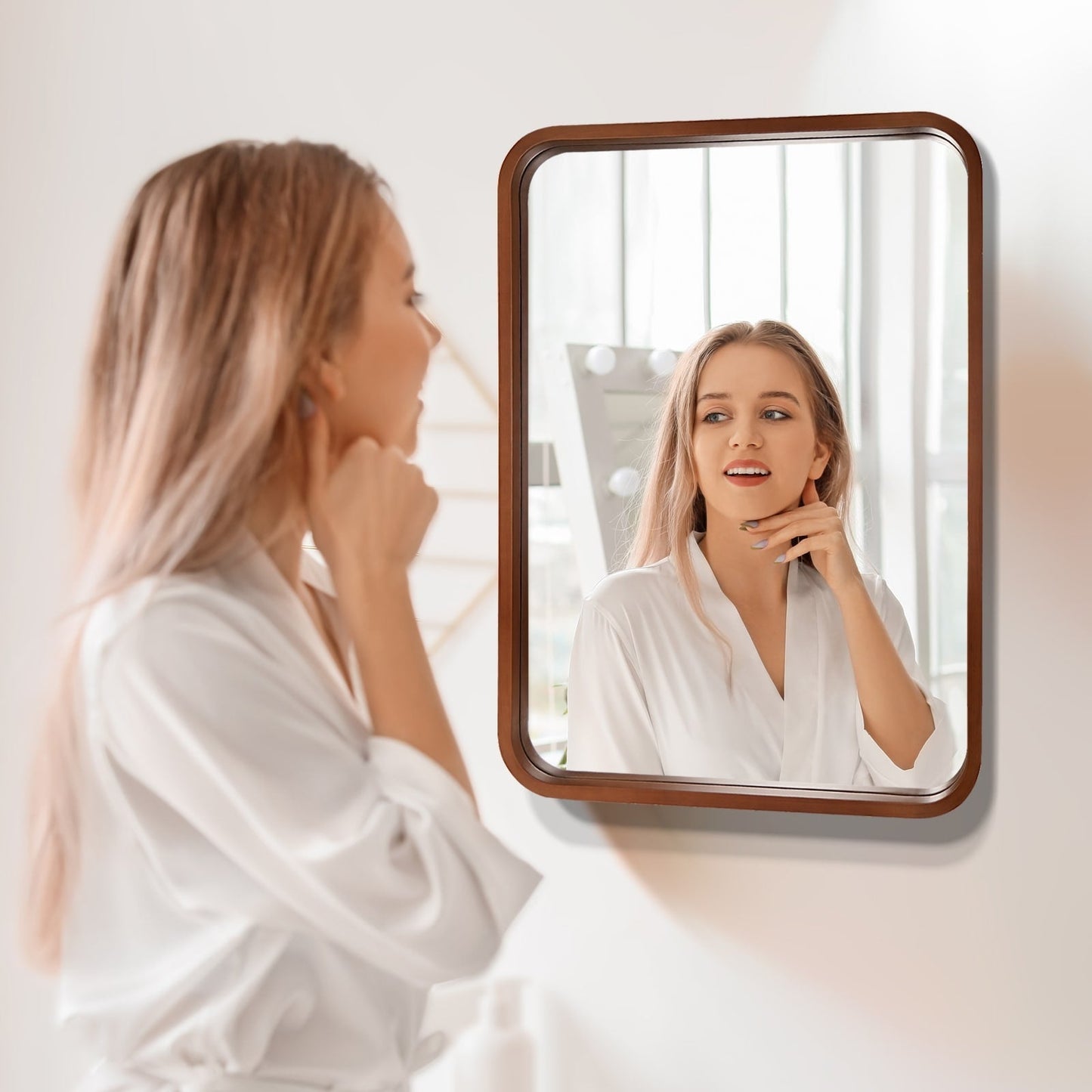 Specchio da parete rettangolare con angoli arrotondati e cornice in legno massello