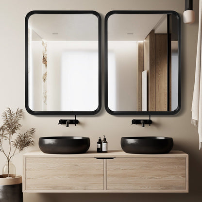 Specchio da parete rettangolare con angoli arrotondati e cornice in legno massello