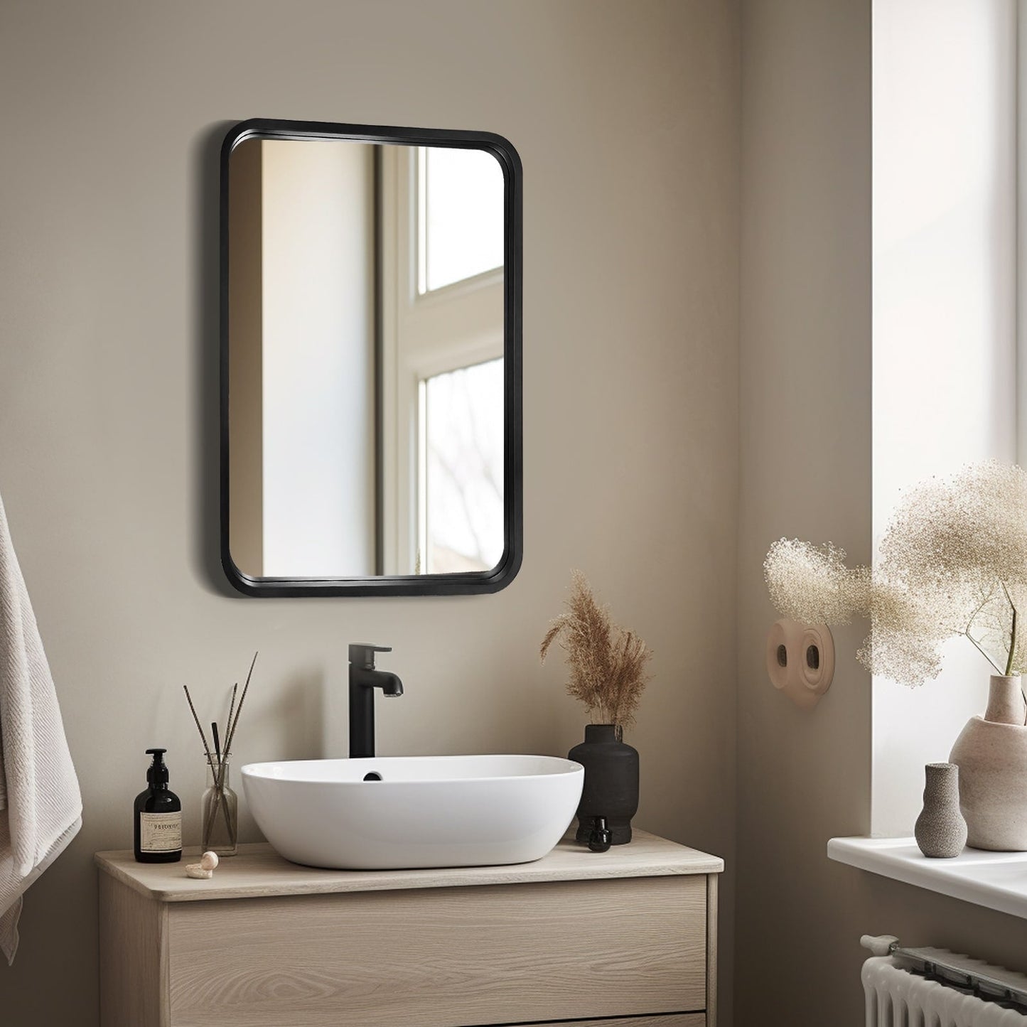 Specchio da parete rettangolare con angoli arrotondati e cornice in legno massello