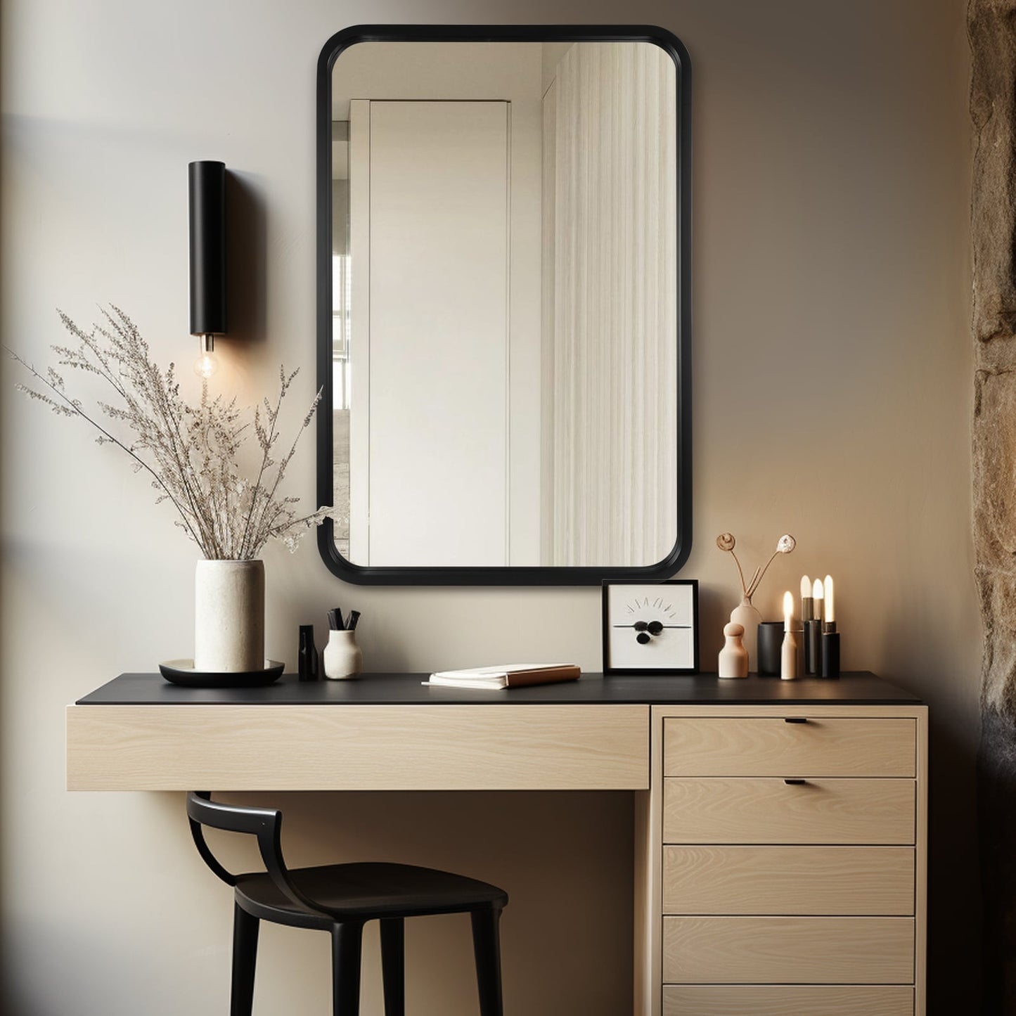 Specchio da parete rettangolare con angoli arrotondati e cornice in legno massello