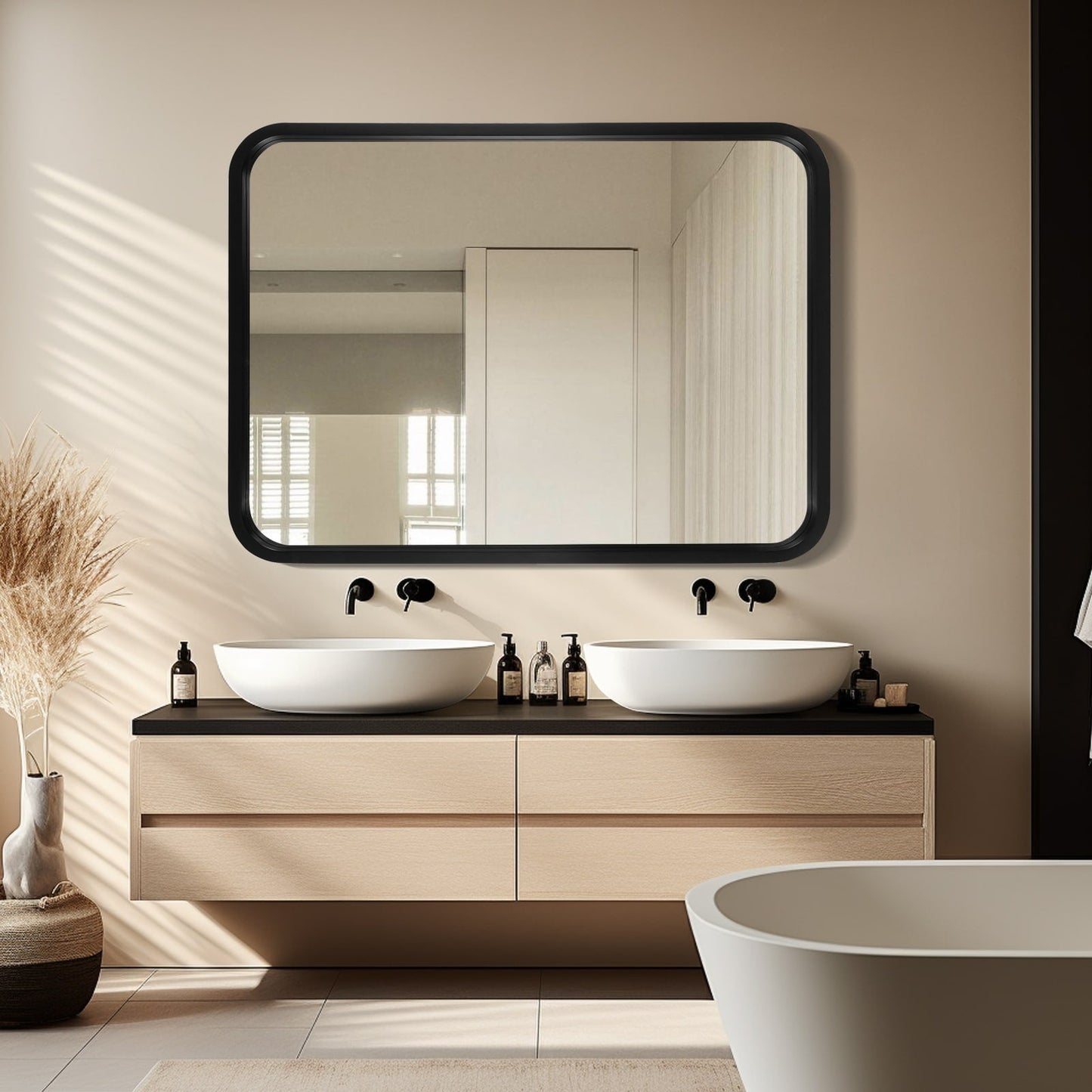 Specchio da parete rettangolare con angoli arrotondati e cornice in legno massello