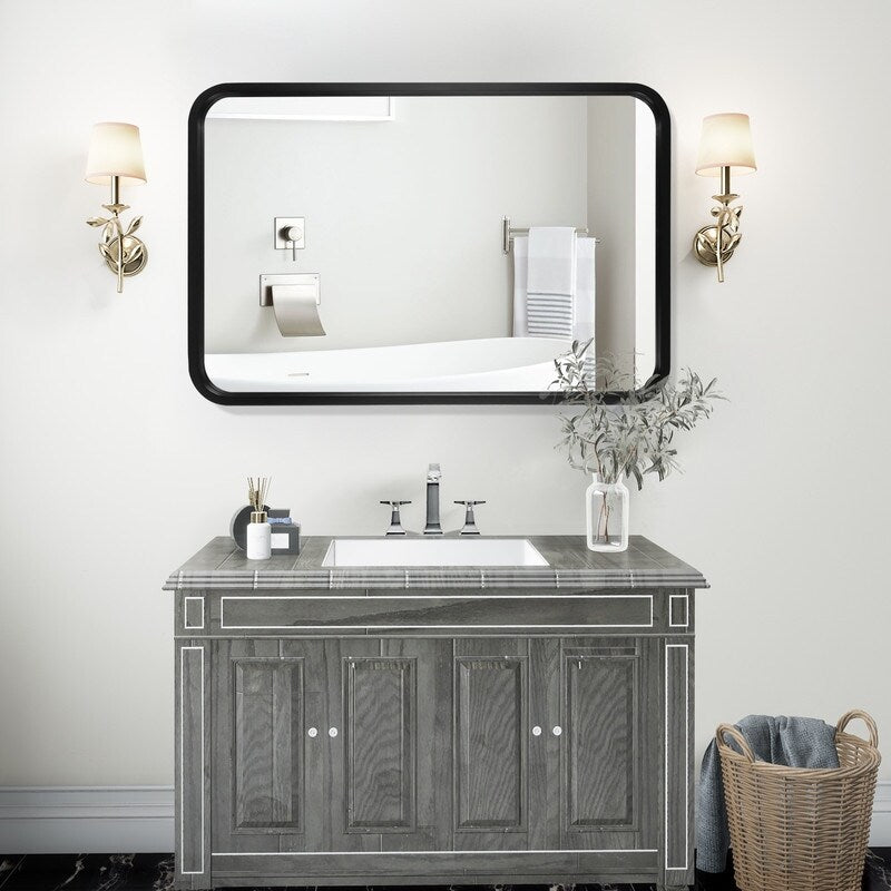 Specchio da parete rettangolare con angoli arrotondati e cornice in legno massello