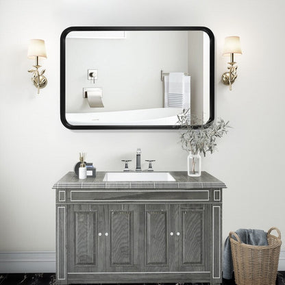 Specchio da parete rettangolare con angoli arrotondati e cornice in legno massello