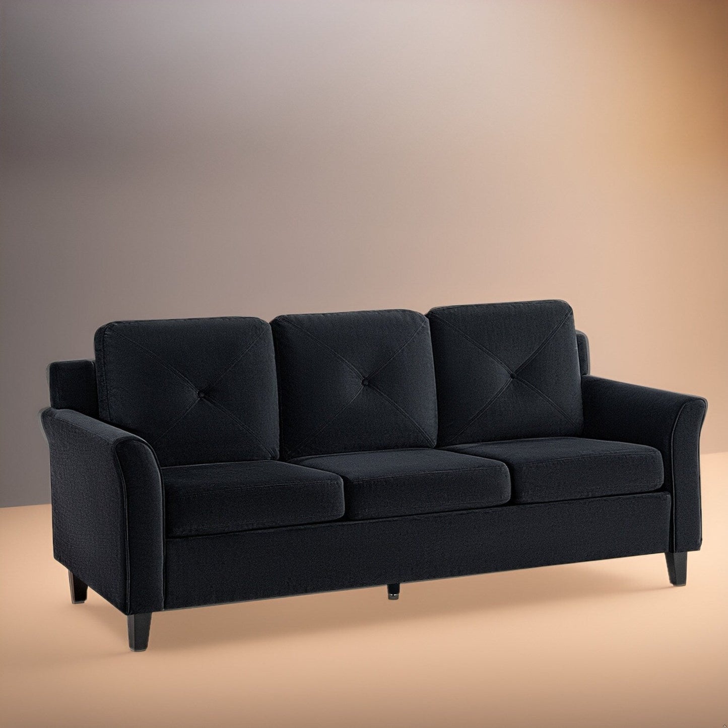 Elegante combinazione di divani: divano Chesterfield con braccioli arrotolati e braccioli svasati trapuntati con bottoni, divano in microfibra per piccoli spazi