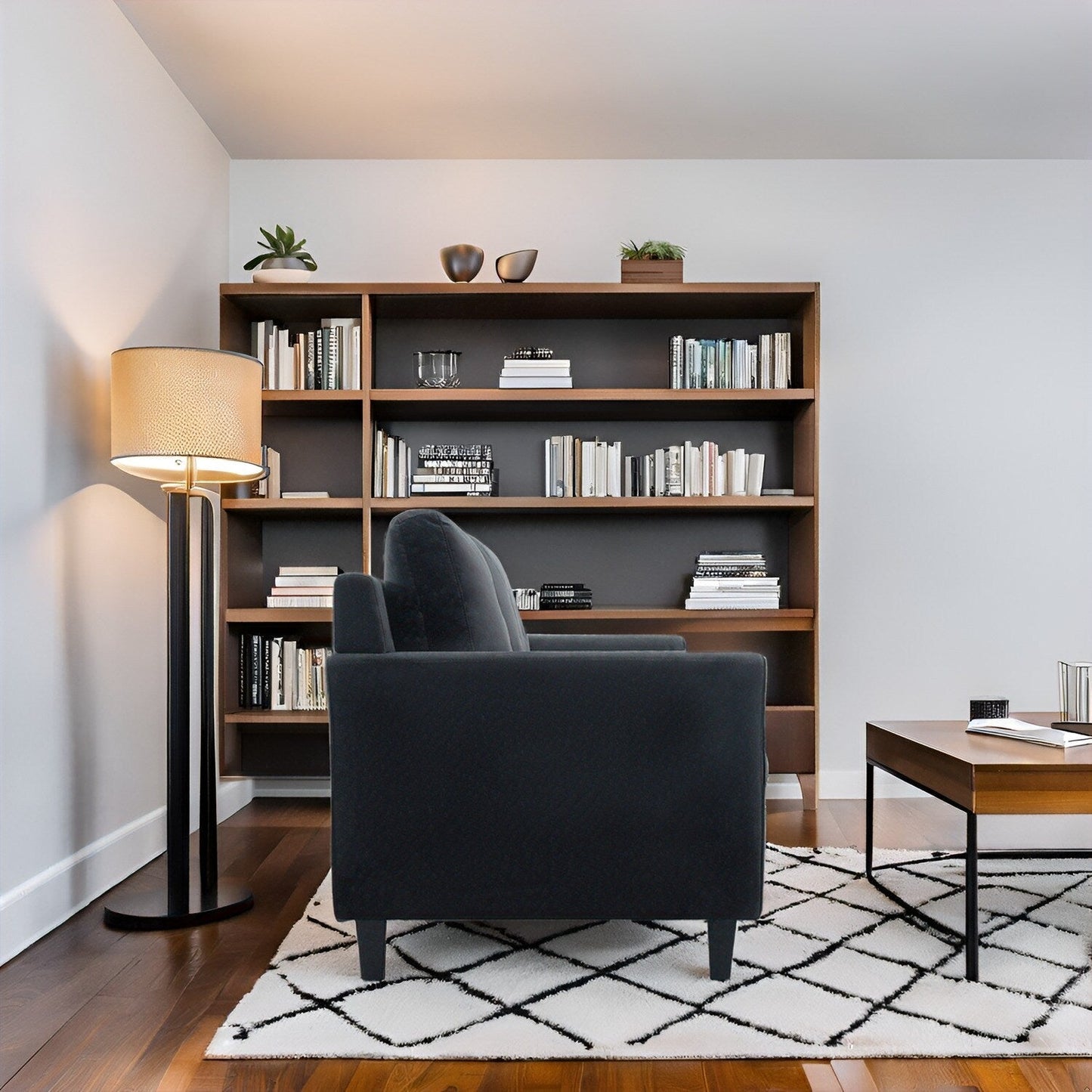 Elegante combinazione di divani: divano Chesterfield con braccioli arrotolati e braccioli svasati trapuntati con bottoni, divano in microfibra per piccoli spazi