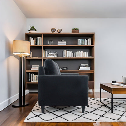 Elegante combinazione di divani: divano Chesterfield con braccioli arrotolati e braccioli svasati trapuntati con bottoni, divano in microfibra per piccoli spazi