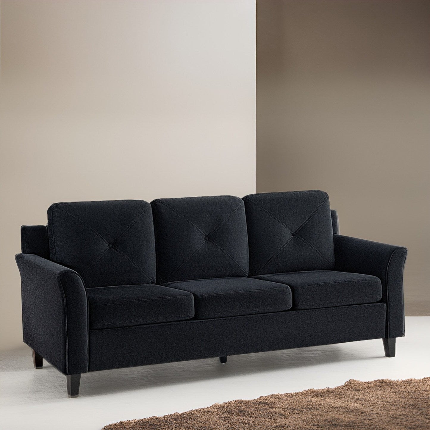 Elegante combinazione di divani: divano Chesterfield con braccioli arrotolati e braccioli svasati trapuntati con bottoni, divano in microfibra per piccoli spazi