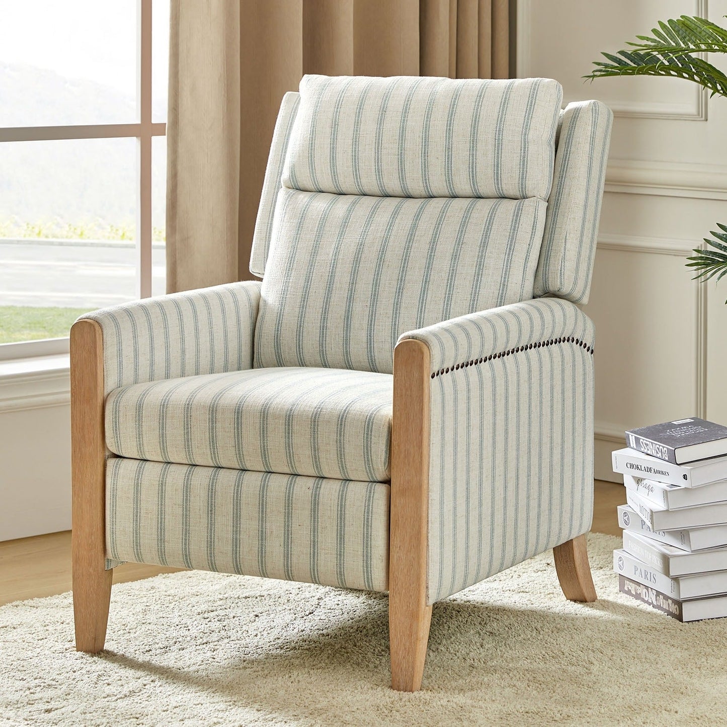 Poltrona reclinabile manuale Suares Transitional Nailhead con gambe in legno massello di HULALA HOME