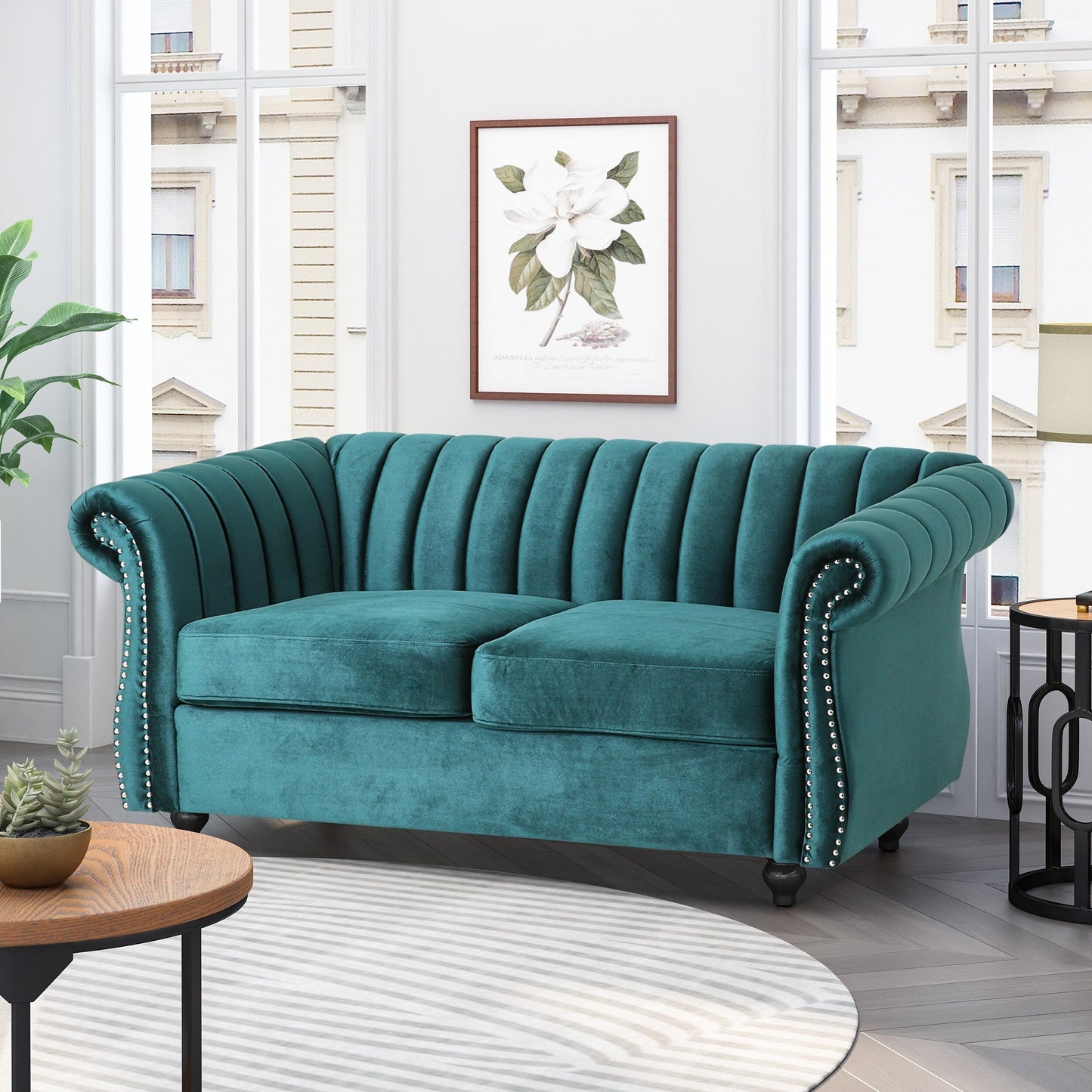 Divano a due posti Chesterfield color verde acqua con borchie e gambe in legno di betulla