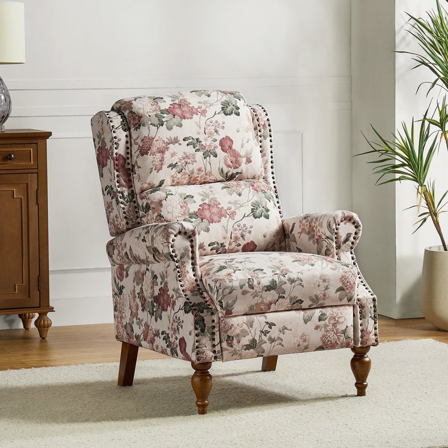 Poltrona reclinabile manuale Terri Classic Cutaway Arms con borchie per soggiorno di HULALA HOME